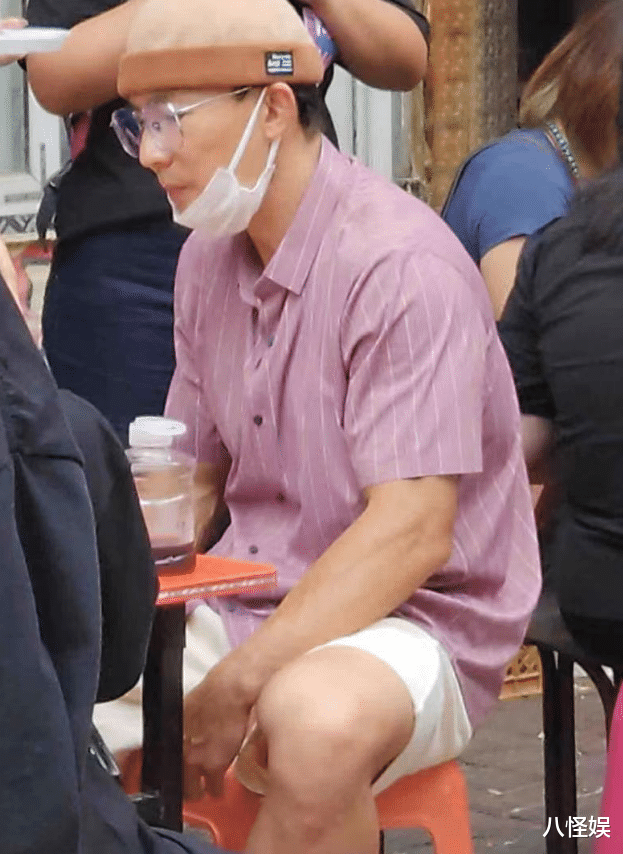 刘畊宏帮周杰伦买早点，热天戴毛线帽吃路边摊，清奇装扮好显年纪