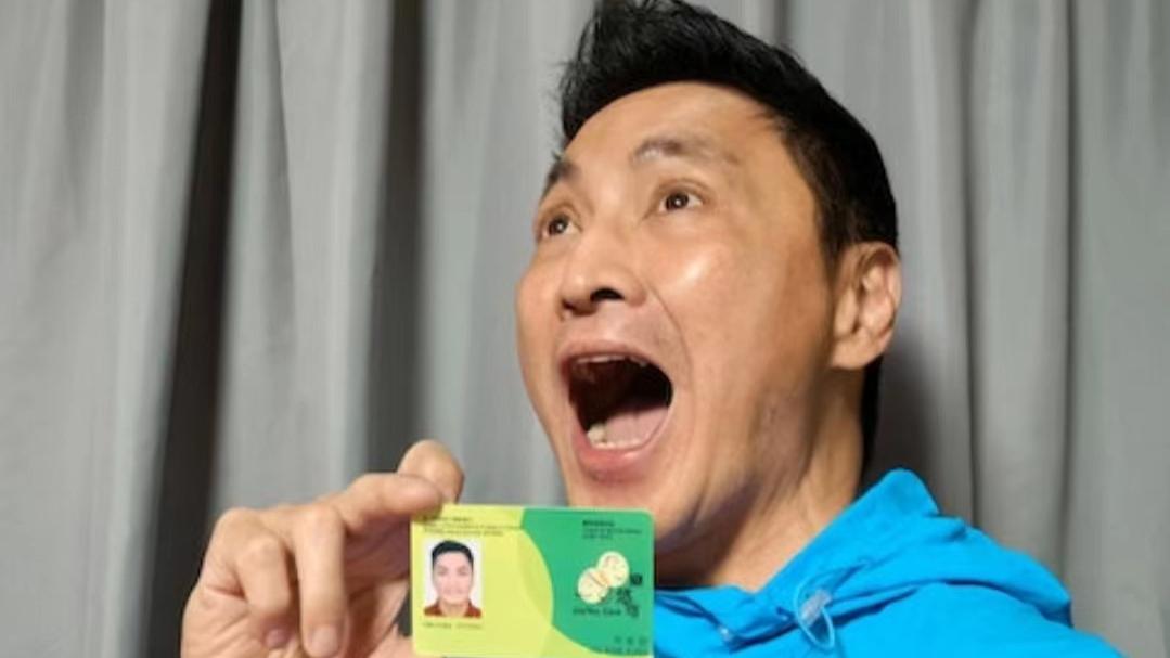 委屈！63岁知名港星领老人证遭嘲讽，被指身家过亿不应享受该福利