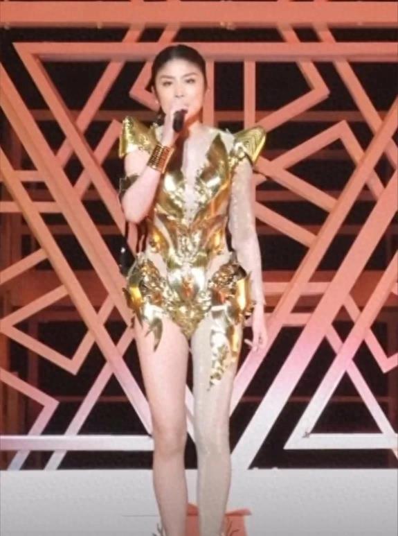 五旬陈慧琳演唱会上一身黄金圣斗士装扮，有损淑女形象引质疑