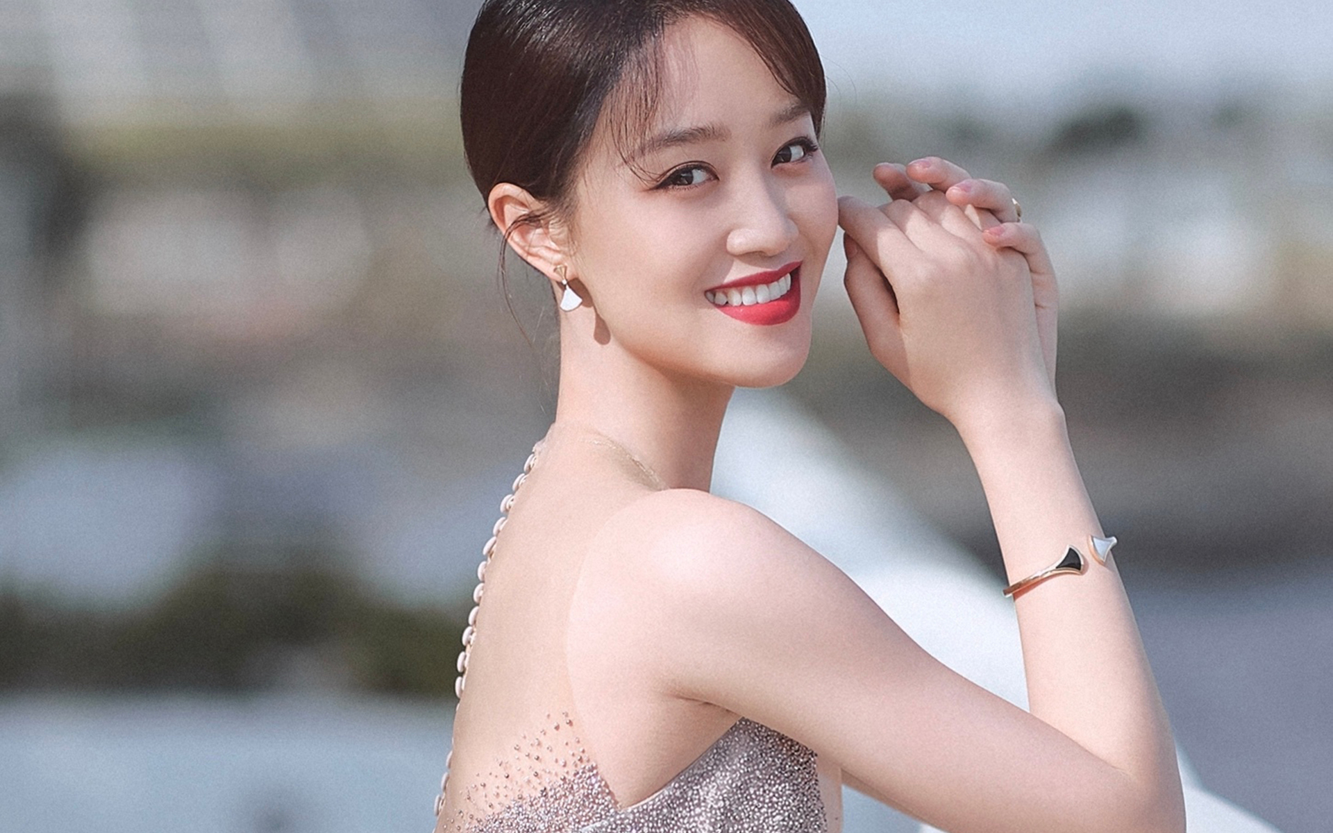 蓝盈莹恋情曝光，富二代男友身家过亿，网友：爱情还是金钱交易？