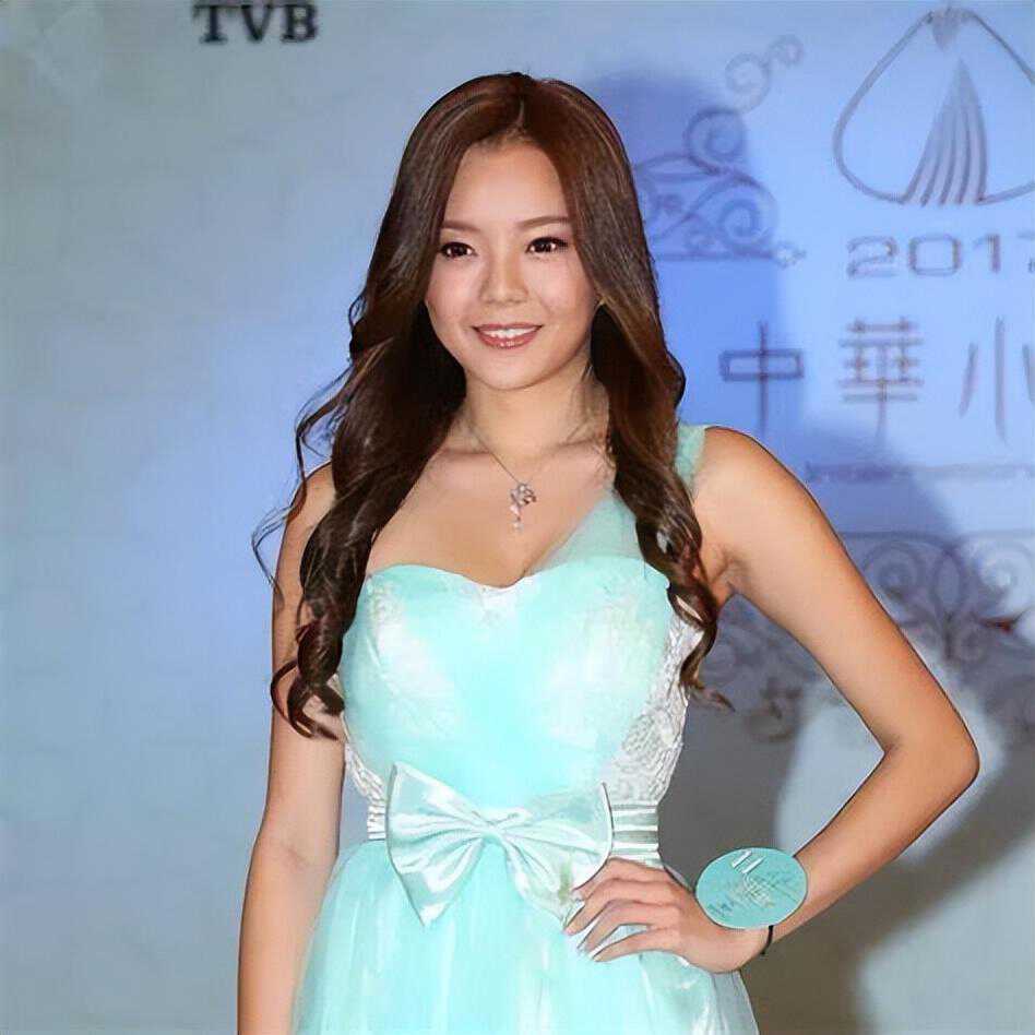 TVB甜美小花发文被指恨嫁！穿深V礼服秀身材，被指公开征婚