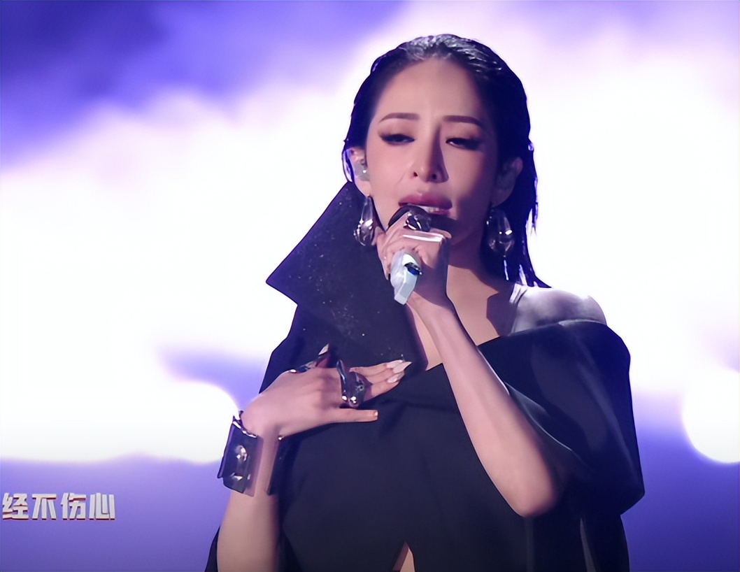 蔡国庆和萧亚轩，两个“混子”歌手，在双11晚会上彻底现了原形