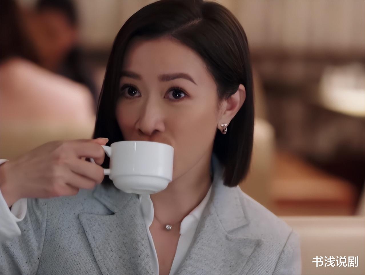 同是扮记者，把佘诗曼跟白鹿放一起，一个拽上天，一个土到底