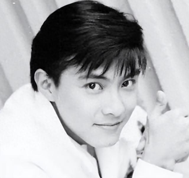 58岁张卫健现身舟山街头，戴墨镜身形佝偻，看他电视剧长大的！