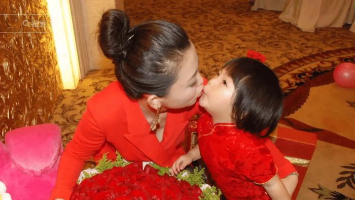 李湘|王诗龄母亲节为李湘送花，晒童年照秀黄金豪宅，李湘被曝还有孩子