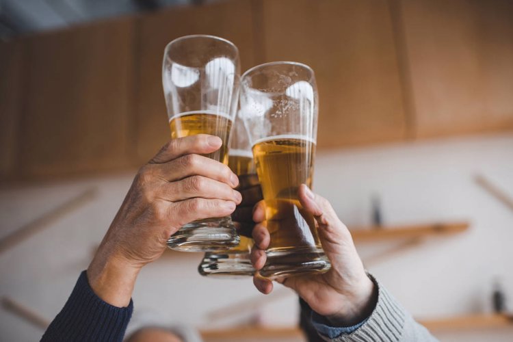 阿尔茨海默病|超393万人的全国研究：饮酒可以预防老年痴呆！关键在于怎么喝
