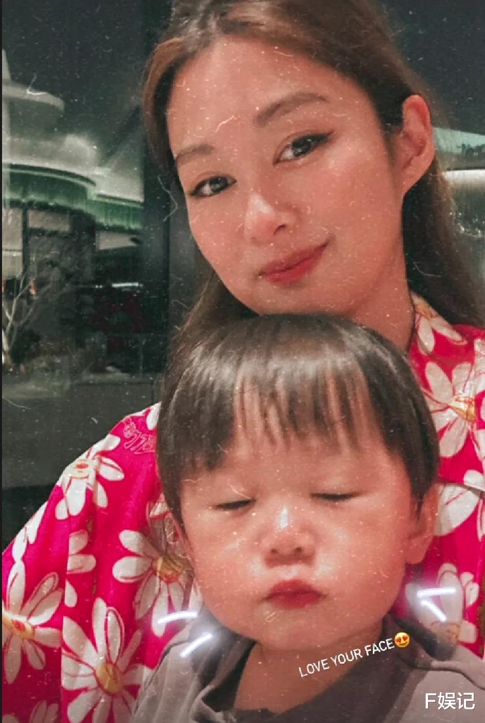 岑丽香|岑丽香一家在家为小儿子庆祝2岁生日 一家四口拍下开心全家福