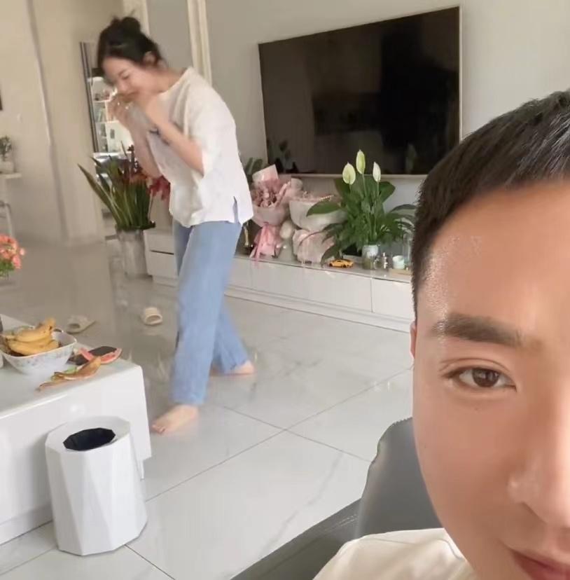 胡先煦 男子假装玩手机记录老婆健身，锻炼10分钟进入深度睡眠：全国统一