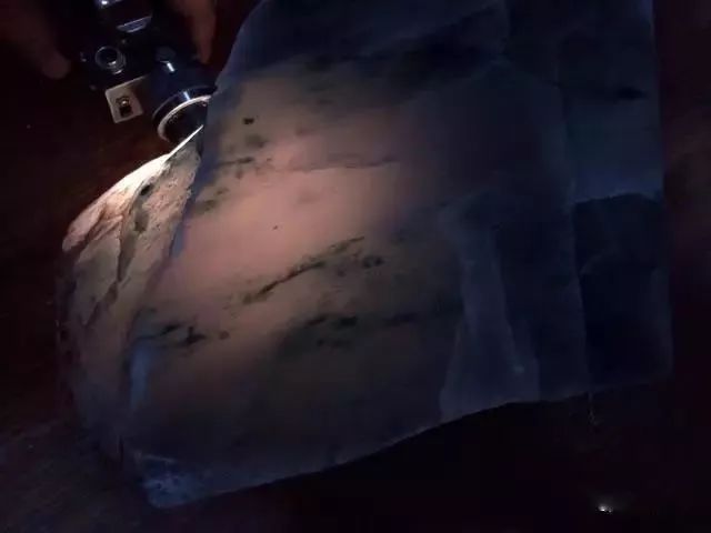 翡翠|裂成狗的“烂翡翠”,居然切出两套高冰飘花!