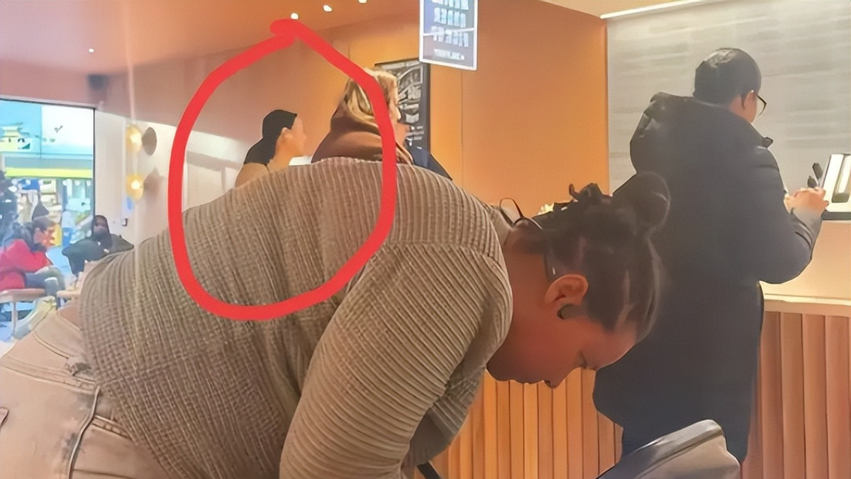 曝！55岁那英已定居英国，素颜逛街身材发福，曾抛售4.5亿房产