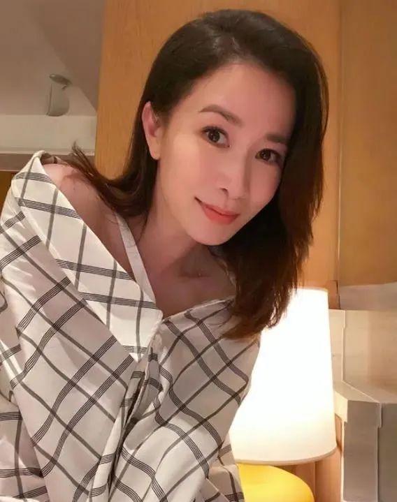 佘诗曼|身价过亿、拒嫁豪门、独居客厅仅10㎡的小破宅：去他的中年危机