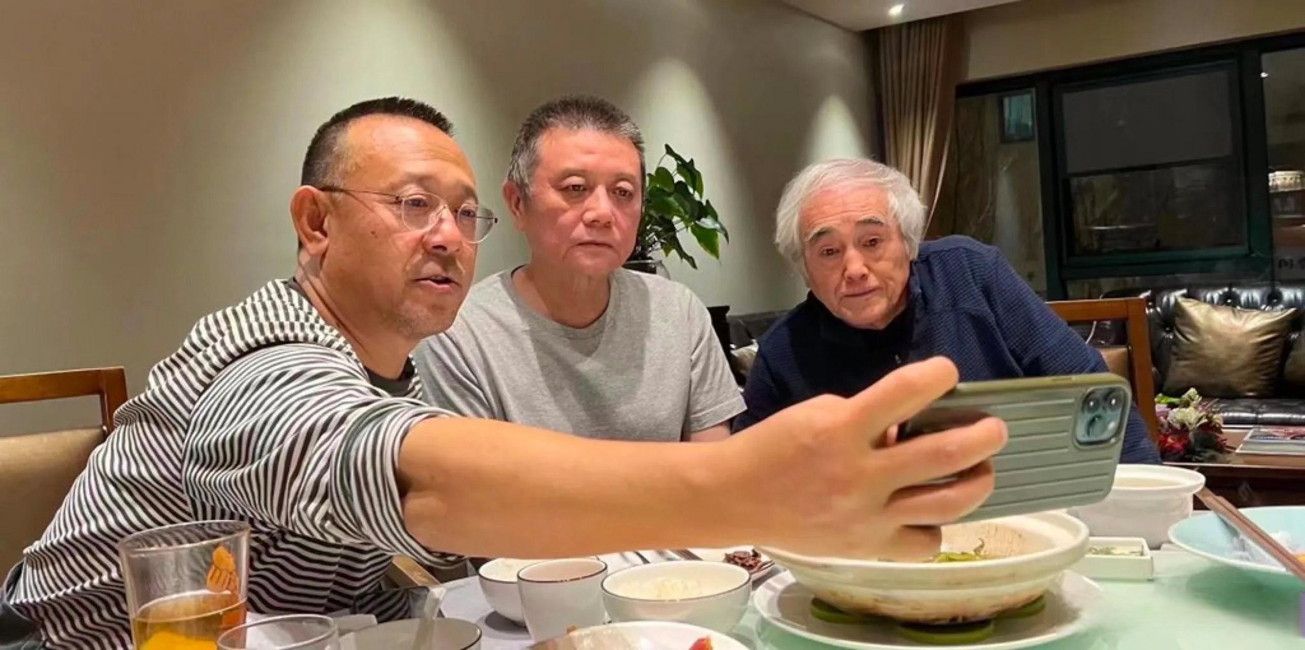 爱过宁静、与刘晓庆因戏生情的姜文，却被一个“悍妇”拿捏一辈子