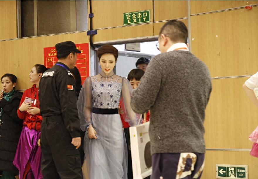 央视主持李思思官宣离职！一句话透露真实原因，更多细节被扒出