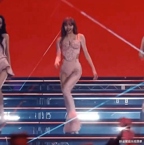 lisa|LISA下楼梯登顶热搜,身材比例绝美,走到你心里了吗?