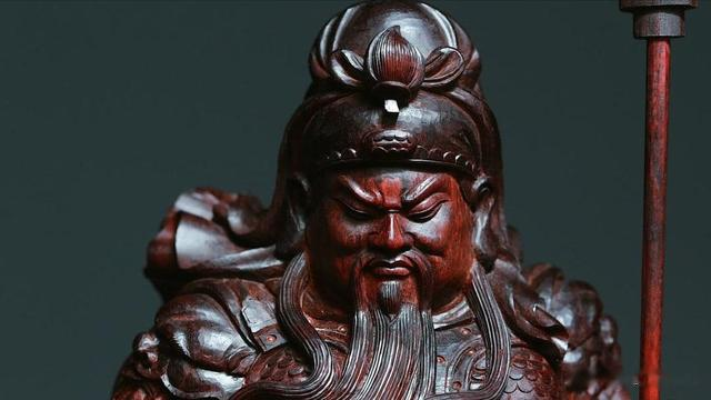 斗彩|为什么文玩圈里的关公雕刻件都是闭着眼的？