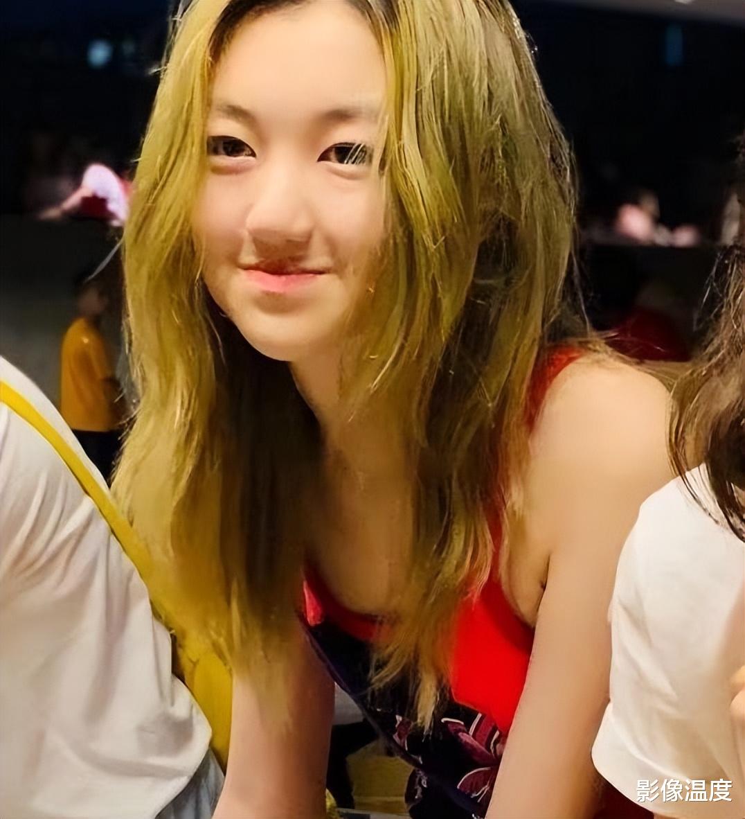 黄磊|黄磊17岁女儿怎么了？穿衣暴露再引争议！网友：打扮清纯真很难吗