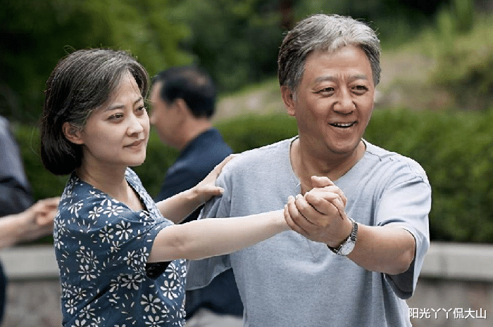 安杰|父母爱情：穿着高跟鞋和布拉吉去挑水，此举背后安杰在想什么呢？