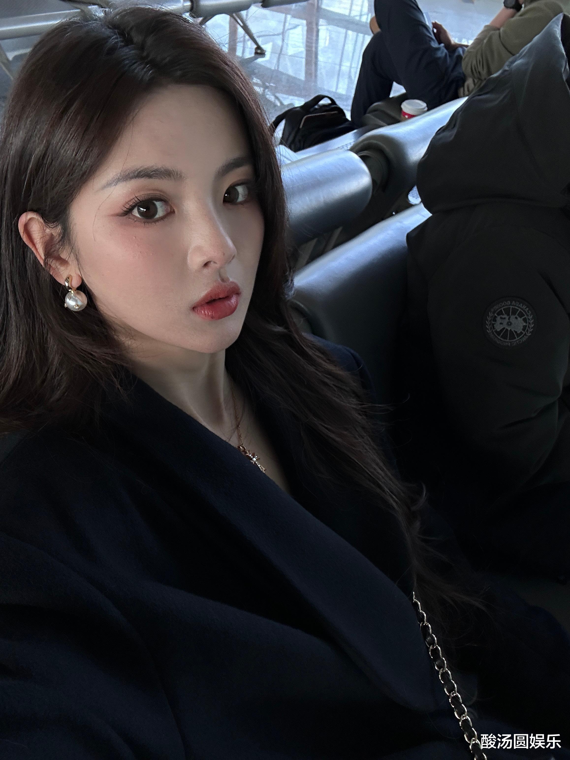 杨超越的周一，也是要工作的周一，加油