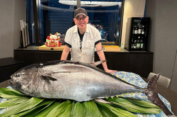 争议艺人黄某生现身聚餐，同行者皆大牌港星，刘兆铭、吴振宇在列