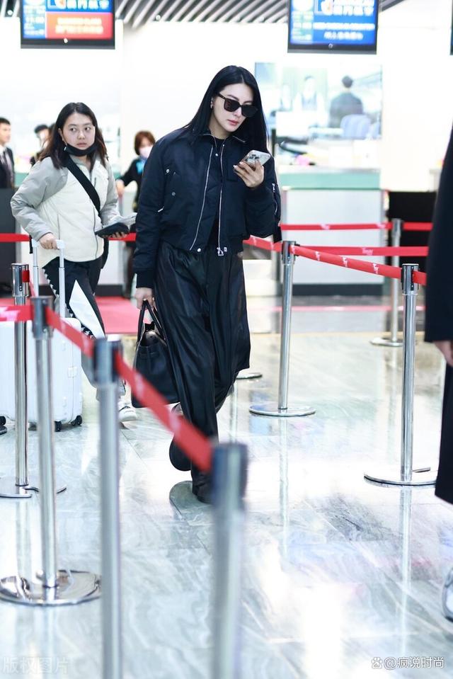 大骨架身材也挺美，张雨绮飞行夹克配皮裤，女霸总既视感！