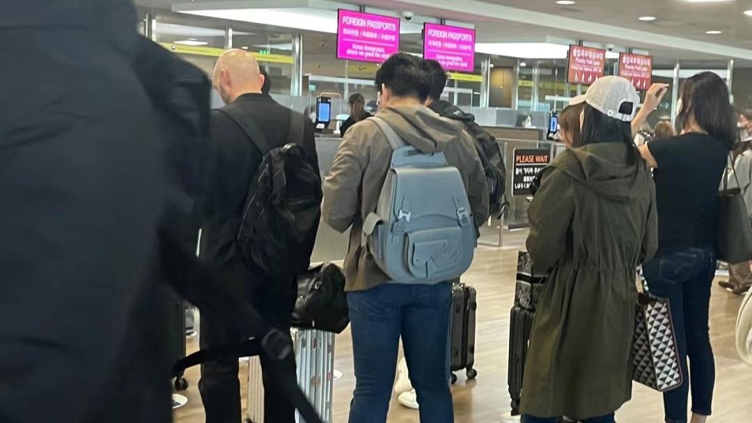 郭晶晶霍启刚夫妇现身韩国，两人排队购买机票，穿衣朴实非常低调