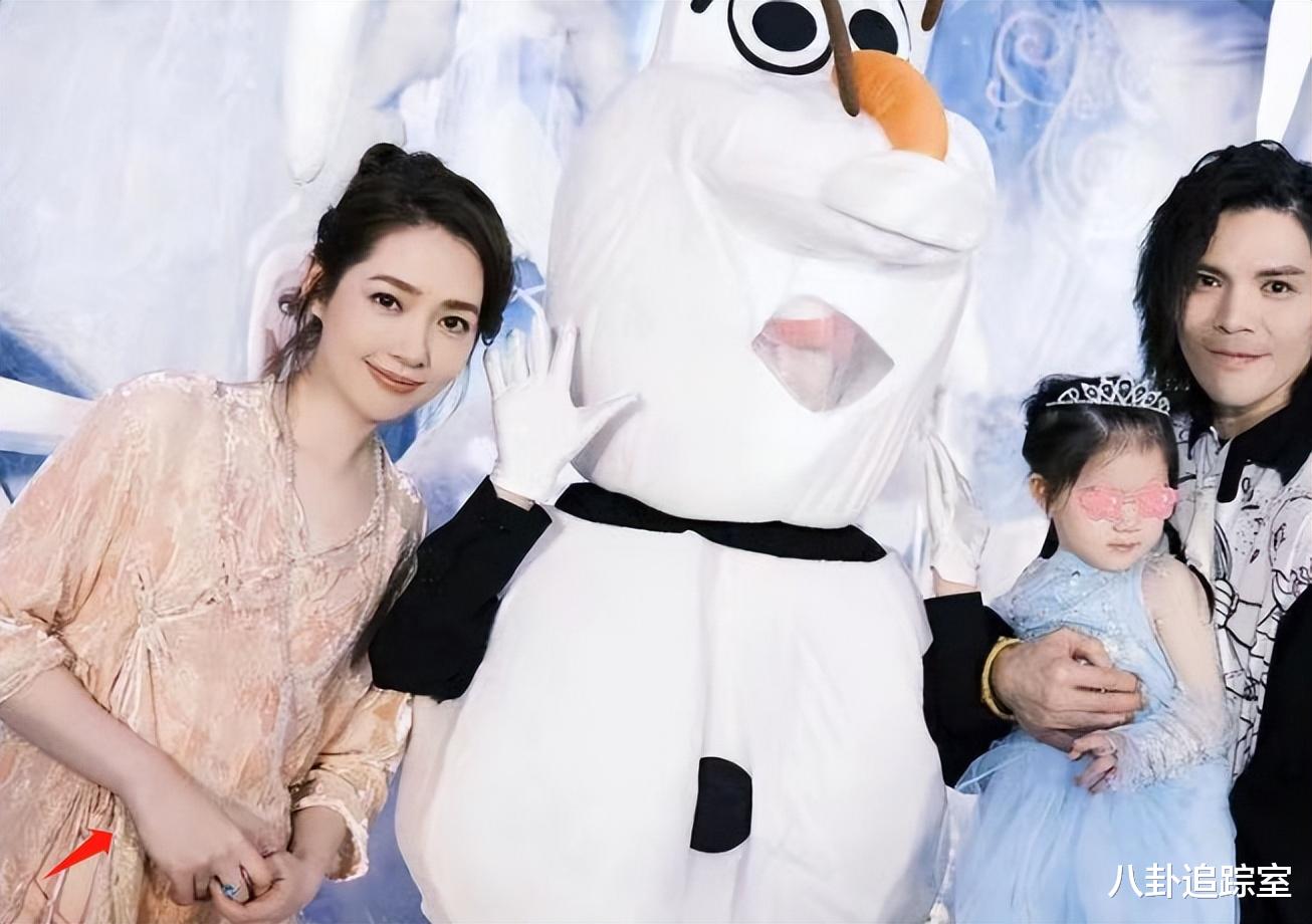 向佐晒照为长女庆生,3岁小奶皇面露不耐似生气,郭碧婷遮肚疑3胎