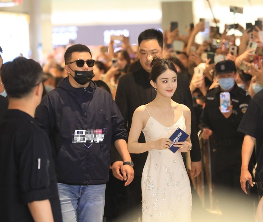 赵丽颖|赵丽颖天津出席活动,丸子头簪发温婉大方,生图甜美状态获赞