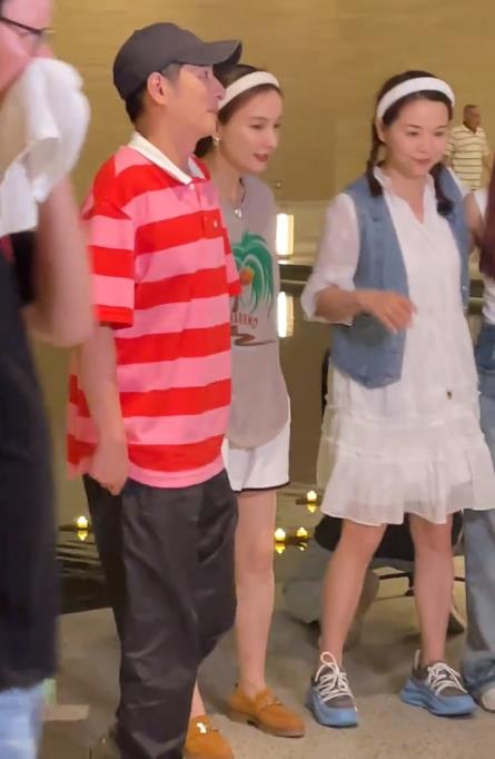 吴昕|吴昕维嘉合体录综艺,46岁维嘉抿嘴揪衣服显紧张