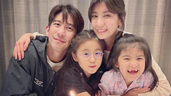 贾静雯晒全家福给女儿庆生，8岁咘咘镶假牙戴眼镜，先天疾病明显