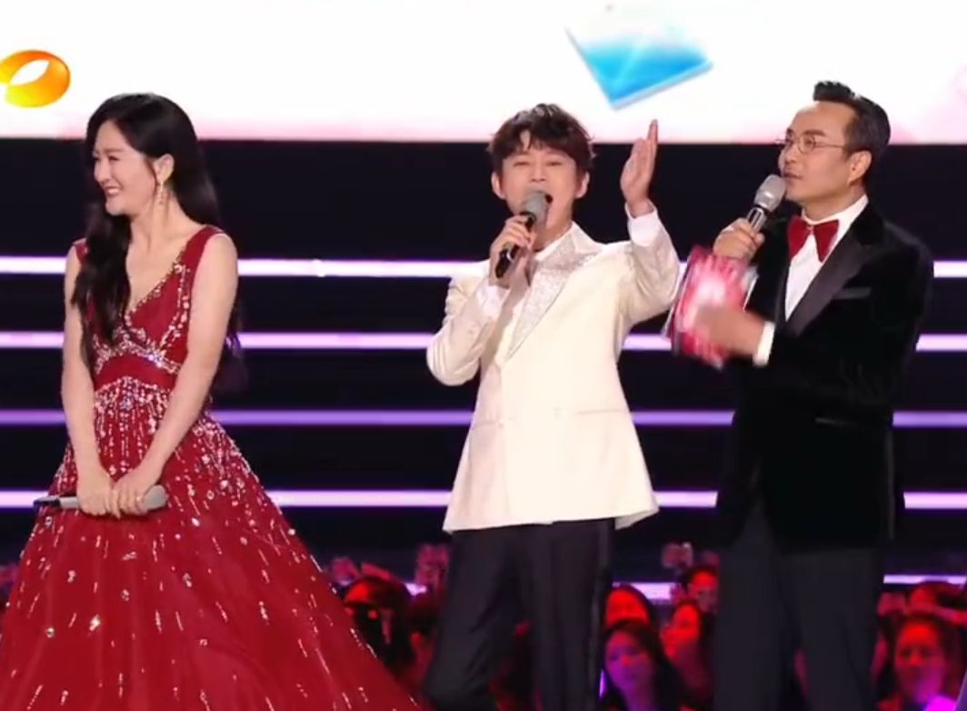 谢娜主持双11晚会惹争议!全程抢话尬聊情商低,导致沙溢下不了台