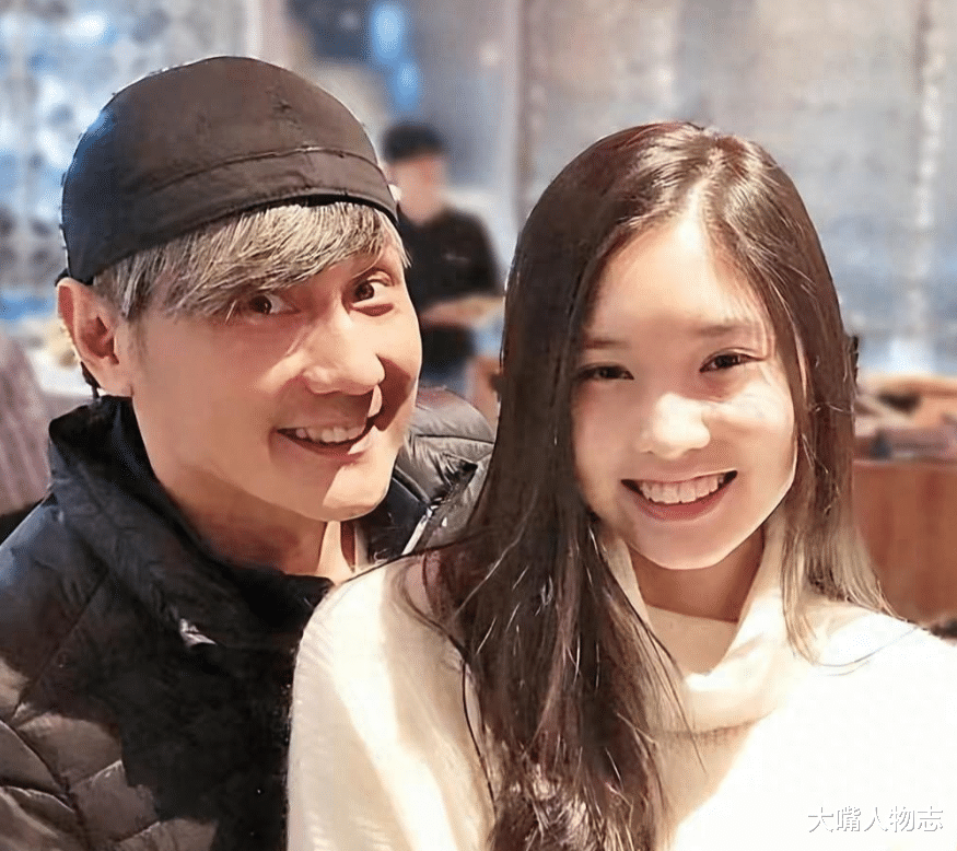 满头白发悲观厌世,包小柏沉溺失女之痛:骨灰制项链,AI求复活