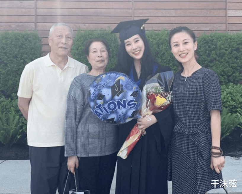 黄圣依|杨子20岁女儿罕露面!越长越像后妈黄圣依,哈佛毕业回国搞音乐