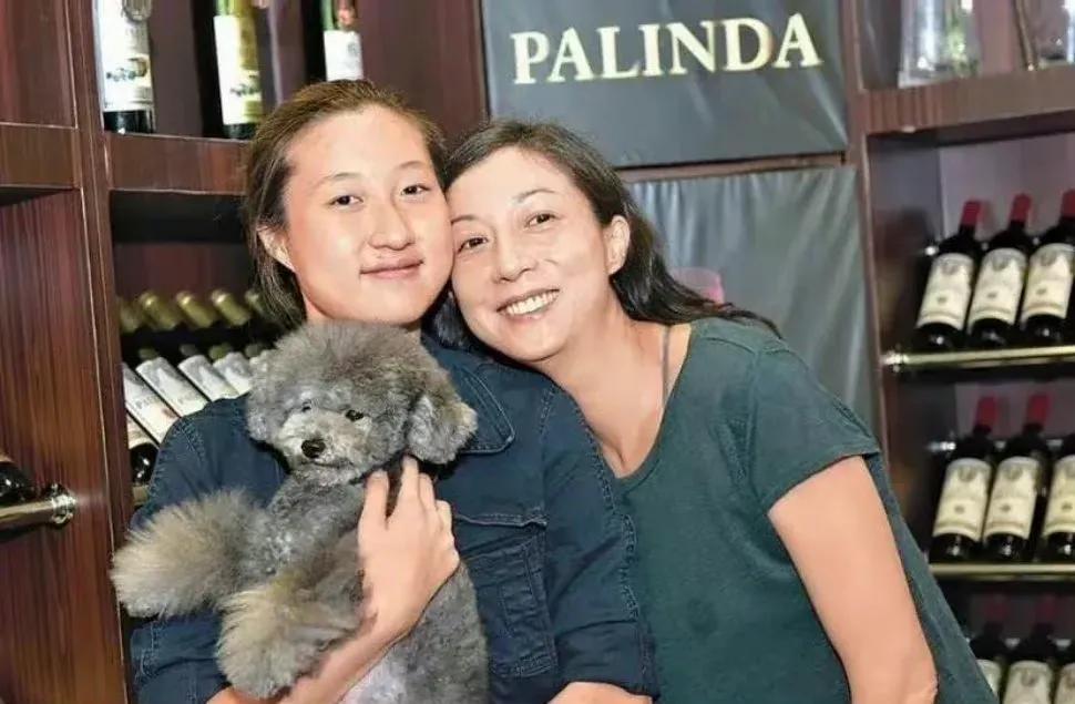 邓丽君|成龙邓丽君有私生子？港媒爆料父子俩已痛哭相认，愧疚补偿27亿