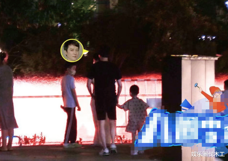 冯绍峰跟女保姆带娃逛街,手牵手被指像一家人,难怪赵丽颖拒复婚
