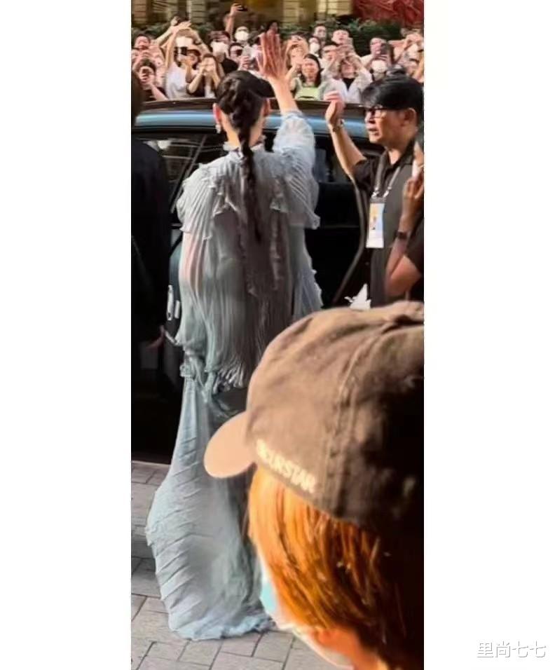 发型 梁洛施要复出?罕带作品走红毯,完美骨相媲美张柏芝太有贵族气