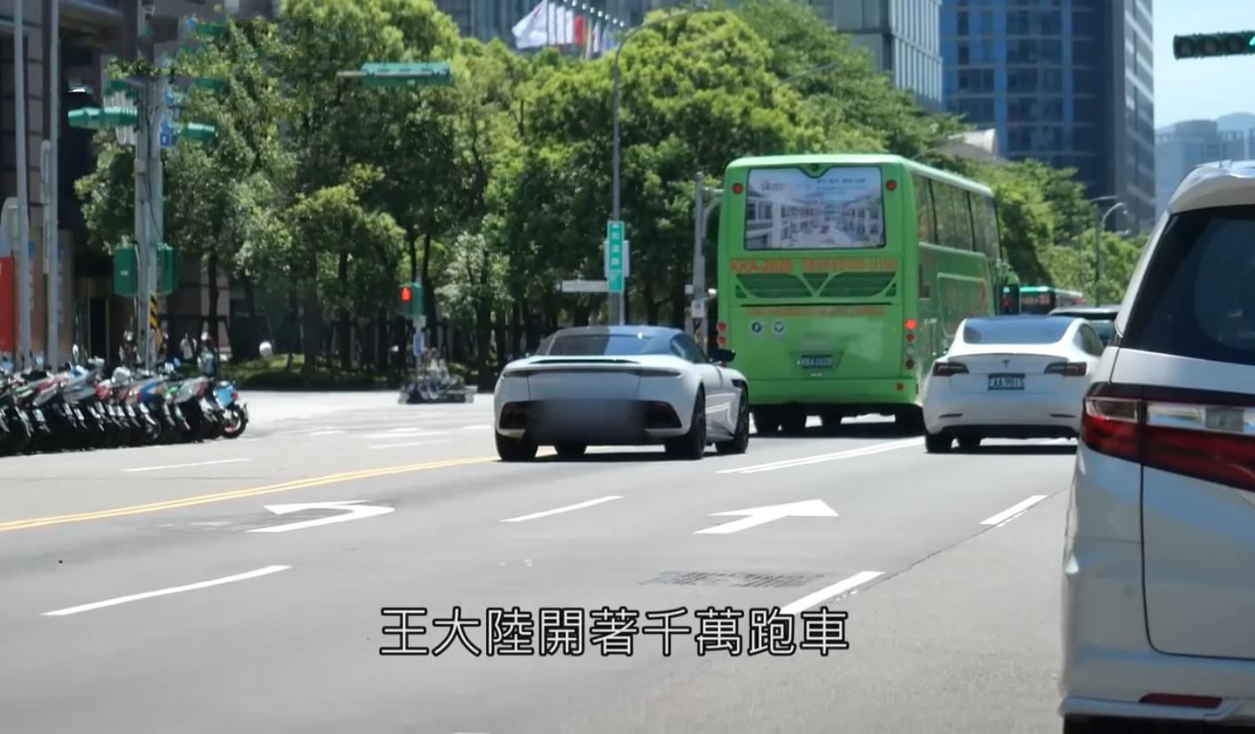 王大陆蔡卓宜没分手,男方开豪车载女友外出,直到深夜才返回旧宅