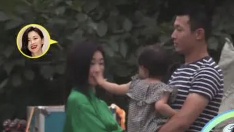 朱珠获老公孩子探班，1岁女儿推开妈妈拒绝亲密互动，却超粘爸爸