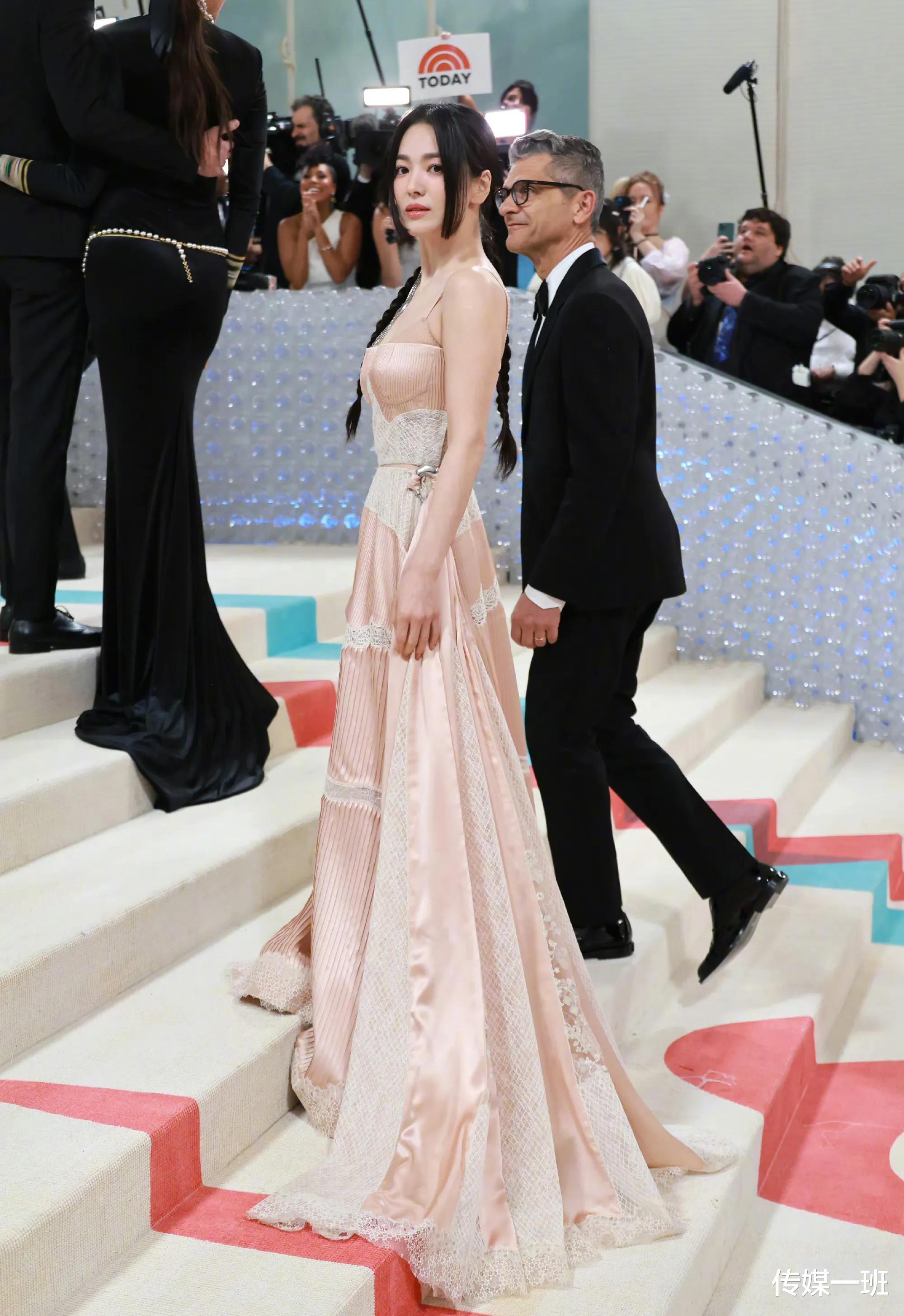 宋慧乔|纽约这一夜,国际红毯上的宋慧乔,将韩女星的短板展现得淋漓尽致