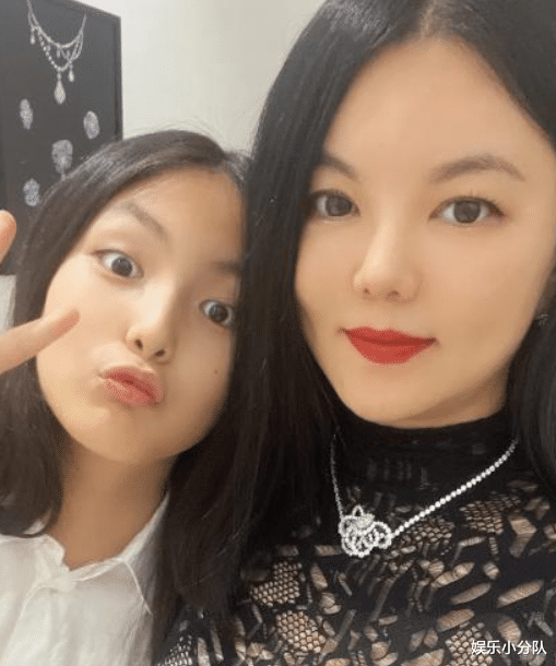 李湘晒英国豪宅，茶杯镶金，手表215W，网友辣评：国内赚钱国外花