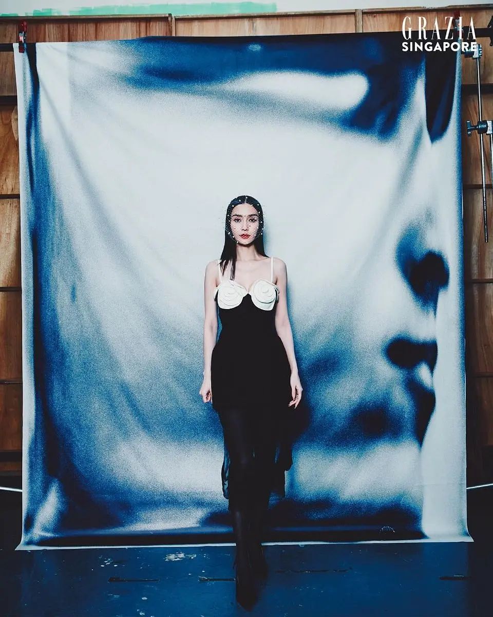 杨颖海外复出！拍新加坡杂志封面眼窝凹陷变瘦变老，被嘲像50多岁