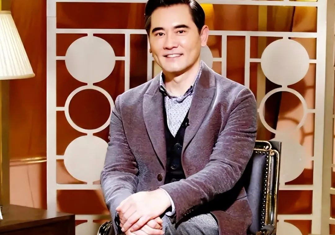 他是著名演员，被多位富婆倒追，63岁未婚，上亿资产无人继承