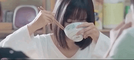 不会吃饭就别吃!看完刘琳的大葱蘸酱,那些“假吃”女星脸不疼吗