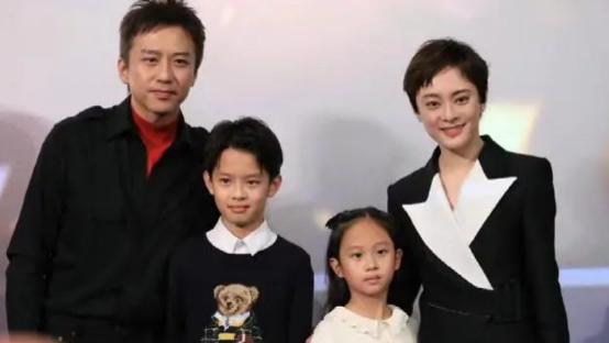 孙俪|孙俪一家四口走红毯，她穿西装裙干练又时髦，11岁儿子高颜值像妈比邓超还帅气