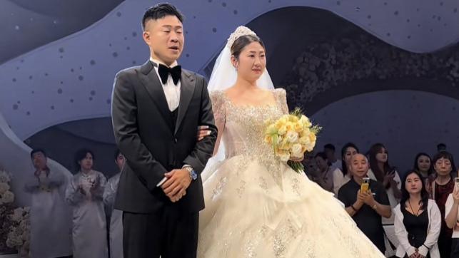 “刘能”儿子举行婚礼，赵本山写书法送祝福，丈母娘穿黑衣引热议