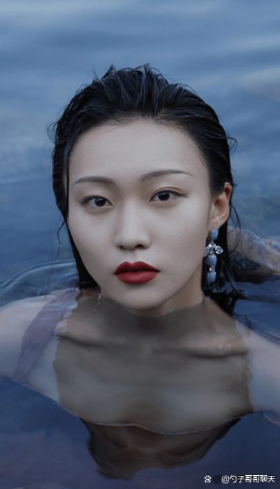 4000万粉丝目睹疯产姐妹分手:邵雨轩宣布告别网红行业,回归模特界