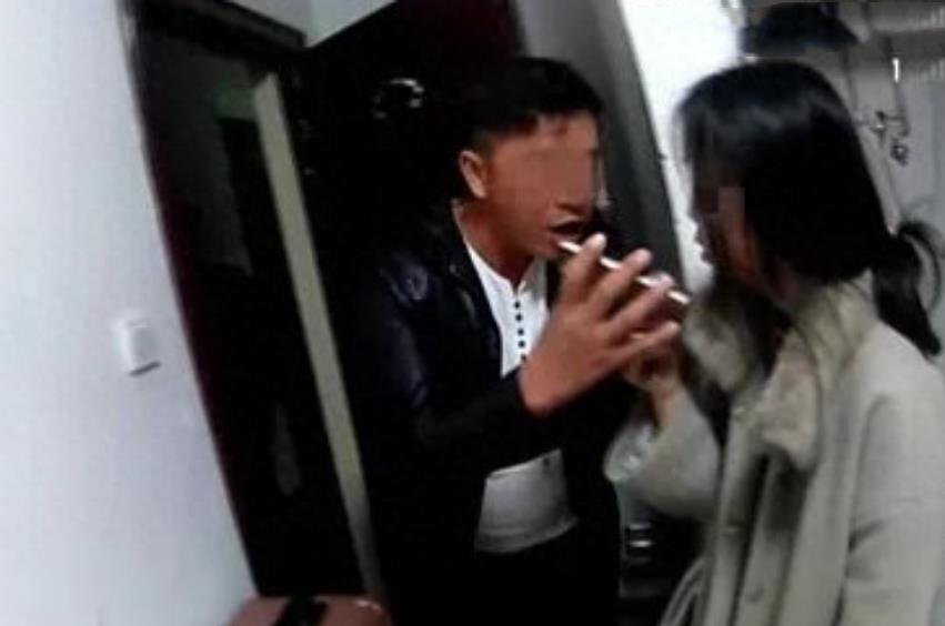 被男友泼滚烫热油,32岁女白领全身烧成炭,脓烂流黑水,只能绝望等死