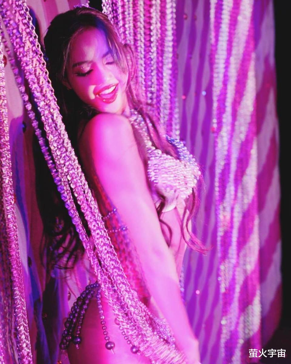 Lisa自晒“疯马秀”演出照，K线图前舞动，后台咧红唇跟继父同框