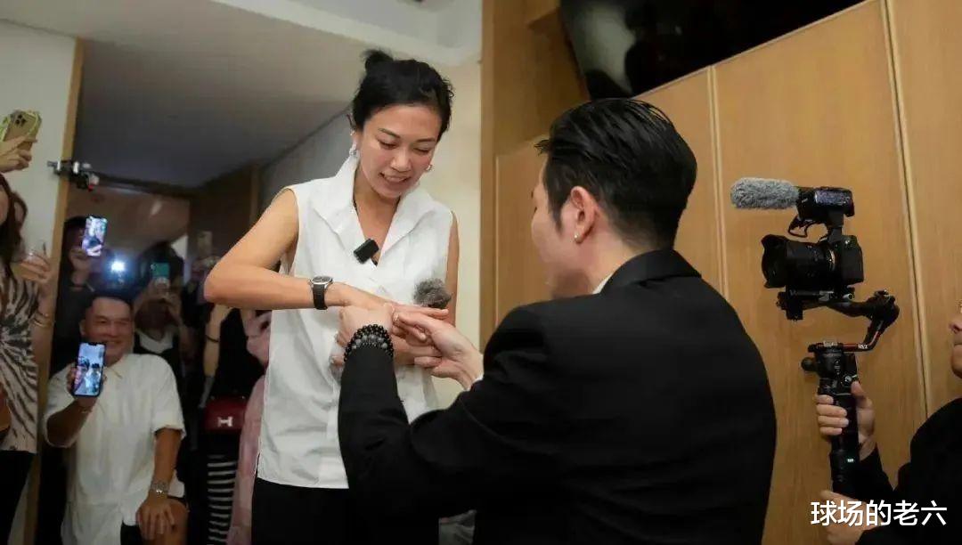 36岁萧敬腾求婚50岁经纪人！现场叫妈妈，对方曾是黑帮大哥女友