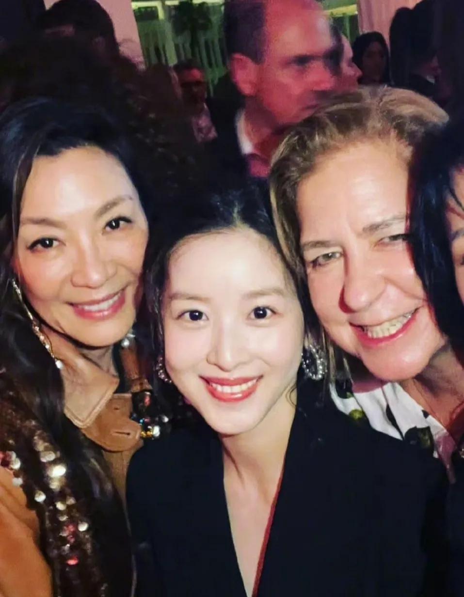 章泽天|刘强东夫妇长居英国,男方穿配货太爱奶茶妹,被跟拍助理打伞遮住