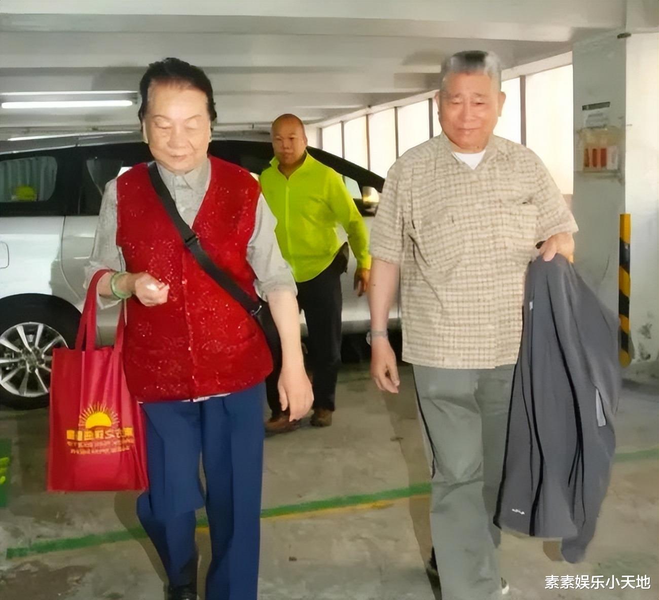 刘德华现身父亲灵堂,神心哀伤双手合十,刘妈妈不舍泪别